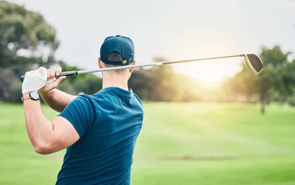 フィールドやレクリエーションや楽しみのためのコース上でクラブをスイングスポーツマンとゴルフ ストロークとバック 夏の間に緑の上でゲームをプレイ男性のゴルファーとゴルフ 草やトレーニング — ストック写真