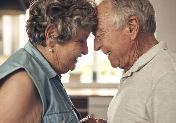 Aşkımız Asla Yaşlanmaz Evde Kucaklaşan Yaşlı Bir Çift — Stok fotoğraf