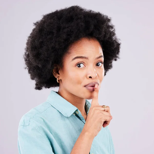 神秘的黑人女人 手指放在嘴唇上 女孩面对着工作室的白色背景 面对着 非洲裔美国女人 嘴上有安静的手势 耳语和闲聊 — 图库照片