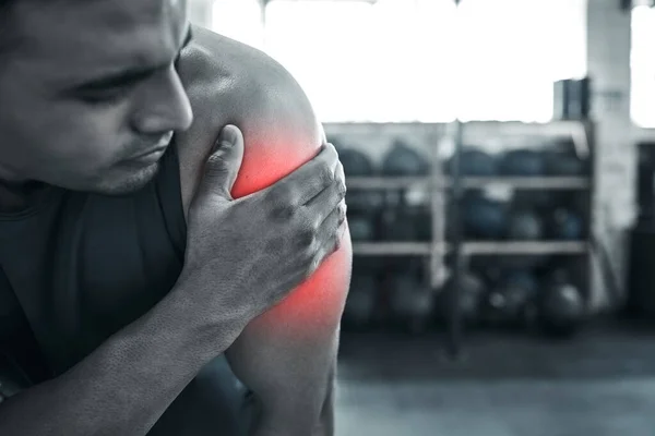 手臂疼痛可以阻止任何教练 适合手臂受伤的运动员 健美可能是一项痛苦的运动 没有不痛苦的运动 疼痛的红斑可能会发生 年轻人二头肌痉挛 — 图库照片
