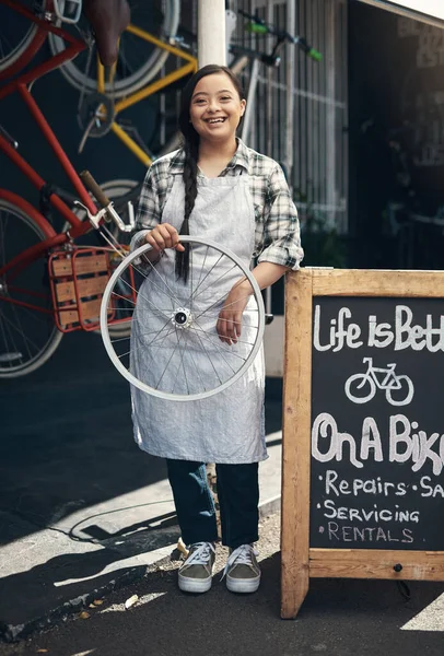 这是我的桦树 一个年轻女子在自行车修理店外面拿着自行车轮的画像 — 图库照片