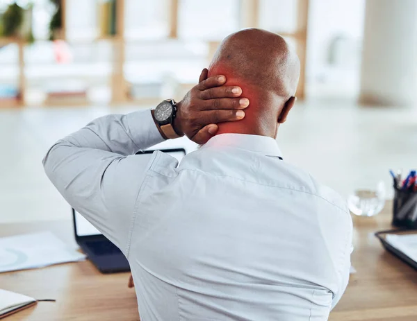 颈部疼痛 红背的商人在办公室与关节受伤 健康风险和瘀伤 因办公桌姿势不好 压力大 身体发炎而导致的工头 肌肉问题和身体疲劳 — 图库照片