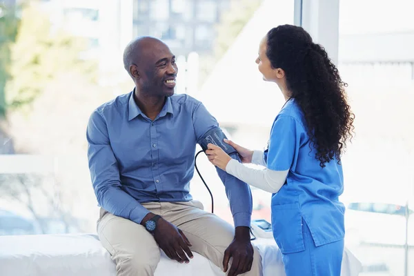 Homem Negro Médico Cuidados Saúde Pressão Arterial Hospital Para Consulta — Fotografia de Stock