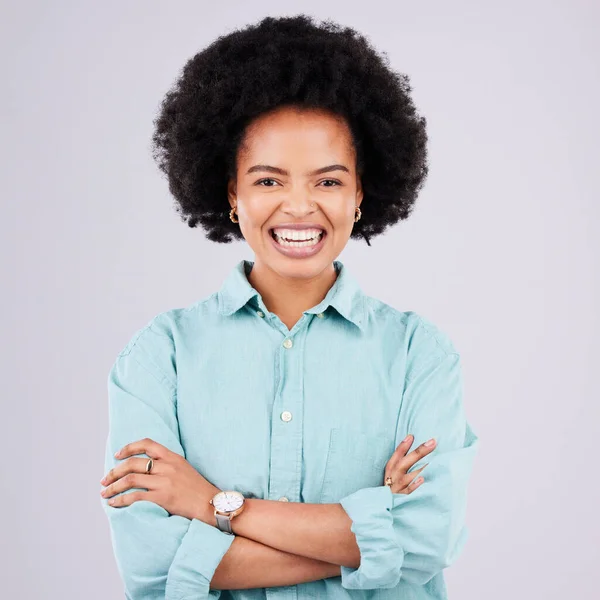 Glücklich Die Arme Verschränkt Und Das Porträt Einer Schwarzen Frau — Stockfoto