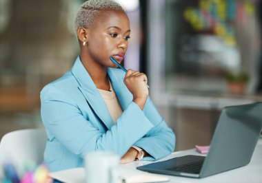 Dizüstü bilgisayar, düşünme ve iş yerinde çalışan siyahi bir kadın bir inceleme, teklif ya da proje üzerinde çalışıyor. Ciddi, odaklanmış ve bir kadın çalışanla e-posta okuyarak ya da çalışırken araştırma yaparak fikir üretmek..