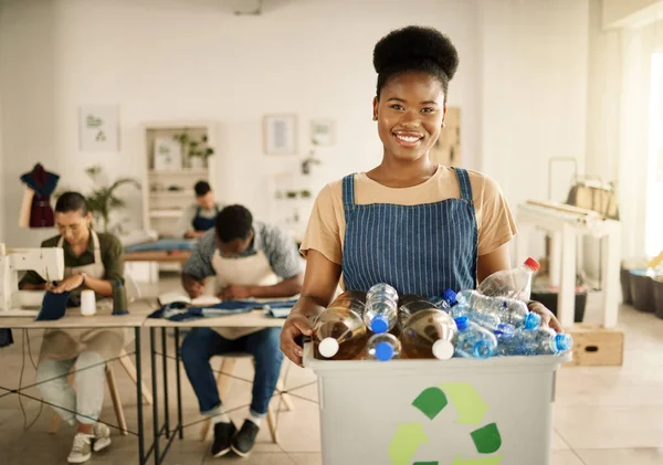 Usmívající Designér Recyklující Plastové Láhve Mladá Módní Návrhářka Držící Recyklovatelné — Stock fotografie