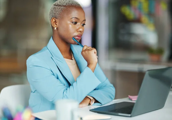 Laptop Pensamento Uma Mulher Negra Negócios Trabalho Seu Escritório Uma — Fotografia de Stock