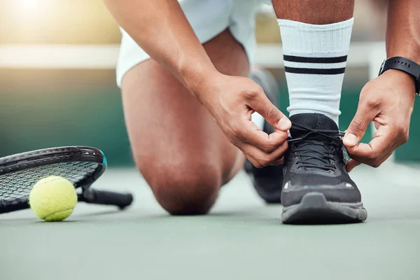 Крупный План Неизвестного Индийского Теннисиста Готовящегося Завязывающего Шнурки Корте Этнический — стоковое фото