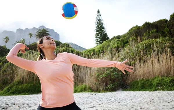Voleibol Playa Pico Con Una Mujer Deportiva Jugando Juego Aire —  Fotos de Stock