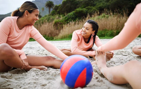 伸展运动和在海滩上带球的女子准备好了比赛 比赛和体育比赛 团队合作 健身和女运动员伸展在沙滩上进行热身运动 训练和锻炼 — 图库照片