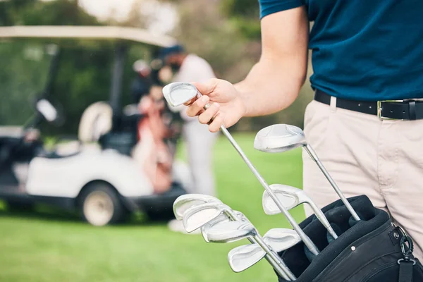 高尔夫 选择俱乐部和手与袋装的男子准备开始比赛 练习和训练竞争 职业高尔夫球手 高尔夫球手和男子球童 用于运动 健身和娱乐 — 图库照片