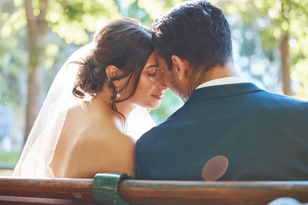 Rückansicht Eines Verliebten Paares Das Seinem Hochzeitstag Romantische Momente Genießt — Stockfoto