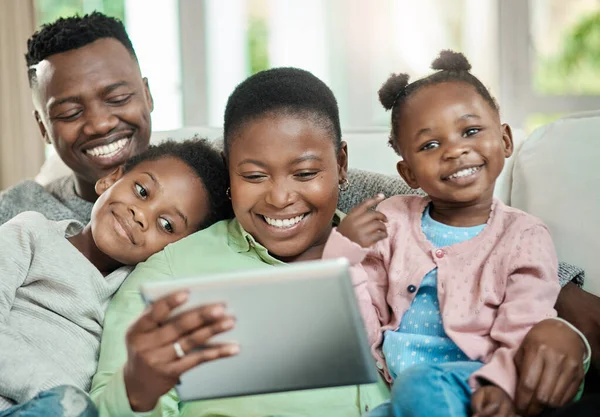 Family Tech Time Affectionate Young Family Four Using Tablet While — Stock Photo, Image