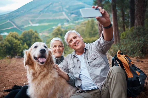 Escursionismo Nostro Passatempo Preferito Uomo Anziano Che Selfie Mentre Escursioni — Foto Stock