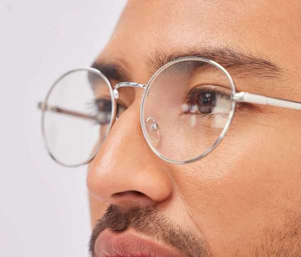 ズーム ビジョン 知性と眼のケアのためのメガネを持つ男の顔 ファッショナブルな眼鏡をかけ フレームを見せ スタジオの背景に隔離されたフィット感 — ストック写真