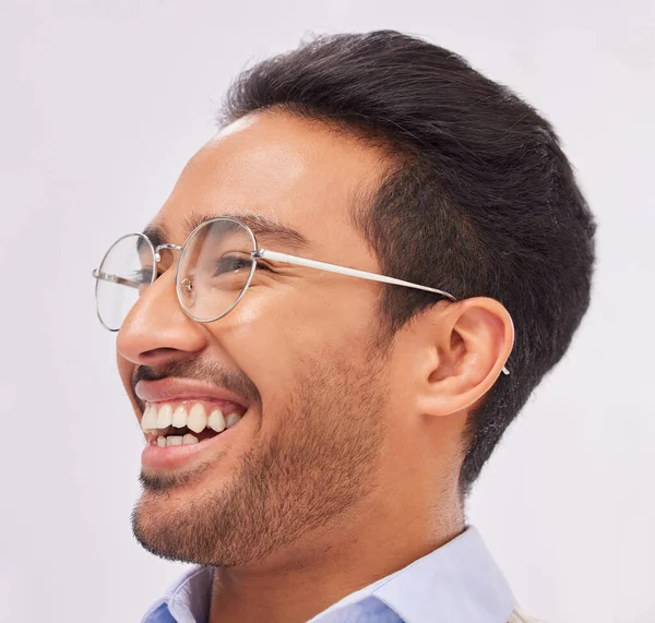 笑顔と新しいフレーム アイウェアと眼鏡をスタジオの白い背景に隔離された幸せな男の顔 眼鏡とビジョン 光量子 興奮した若い男性のためのEyecare — ストック写真