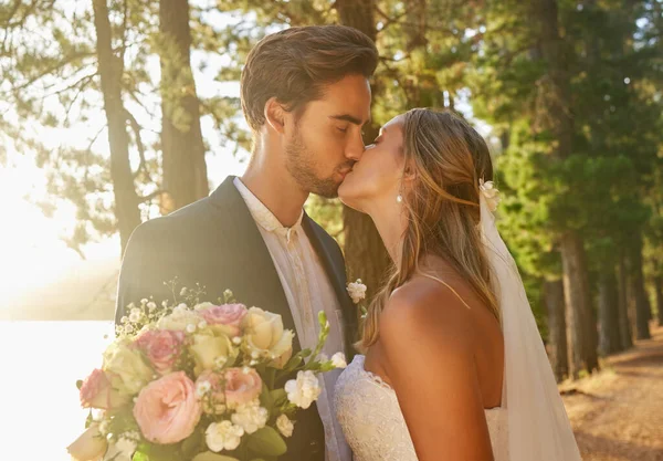Gerçek Öpücüğü Sever Sevecen Bir Gelin Damat Düğün Günlerinde Dışarıdalar — Stok fotoğraf