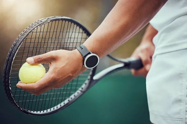 Крупный План Неизвестного Индийского Теннисиста Готовящегося Служить Корте Этнический Спортсмен — стоковое фото