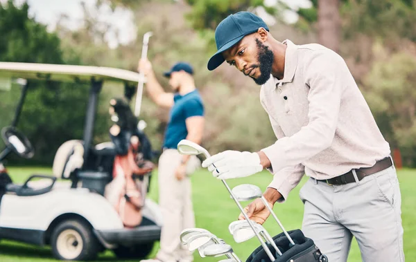 ゴルフ クラブや黒人男性は ゲーム 練習やトレーニングを開始する準備ができてゴルフバッグとコース上で選択します プロのゴルファー 運動のための選択と活動と男性のキャディ フィットネスやレクリエーション — ストック写真