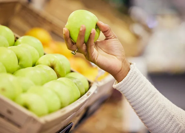 사회가 자랑스럽습니다 식품점에서 사과를 조사하는 — 스톡 사진