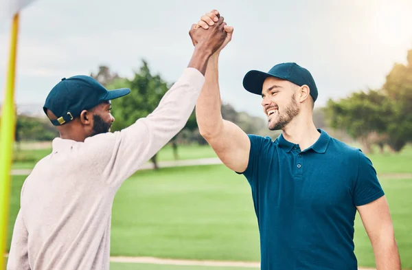 Man Vrienden High Five Golfbaan Voor Sport Partnerschap Vertrouwen Grasveld — Stockfoto
