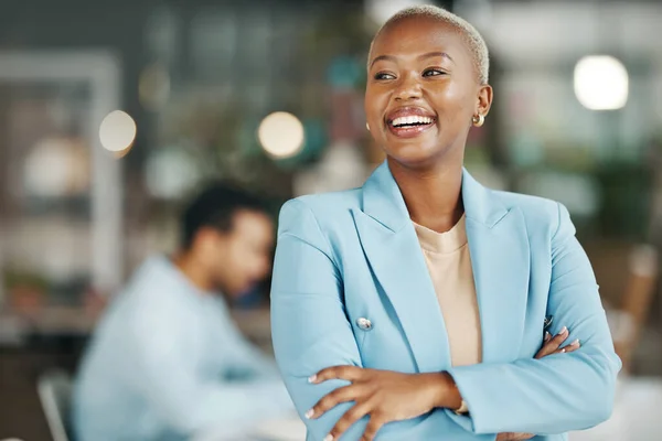 Szczęśliwy Uśmiech Ramiona Skrzyżowane Czarną Kobietą Biurze Dla Przywództwa Zarządzania — Zdjęcie stockowe
