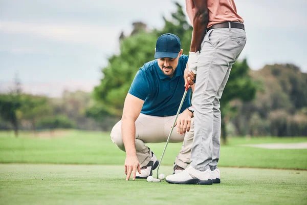 Nauczanie Lekcje Golfa Trener Sportowy Pomóc Człowiekowi Huśtawką Putter Udar — Zdjęcie stockowe
