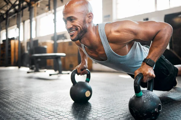 Bicepsy Wyglądają Silniejsze Młody Człowiek Robi Ważone Pompki Używając Kettlebells — Zdjęcie stockowe