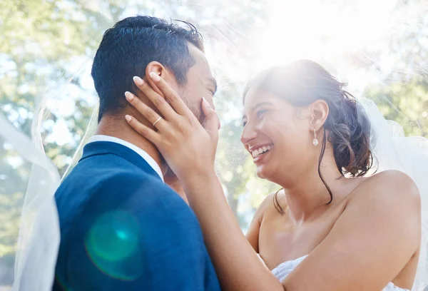 Noiva Alegre Noivo Desfrutando Momentos Românticos Seu Dia Casamento Casal — Fotografia de Stock