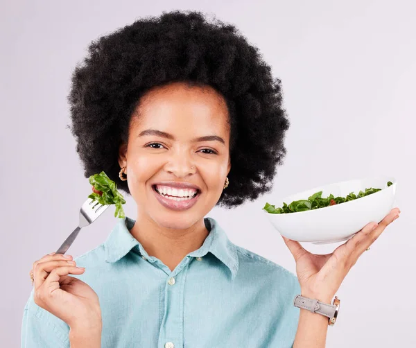Saúde Salada Sorriso Retrato Uma Mulher Negra Estúdio Comer Legumes — Fotografia de Stock