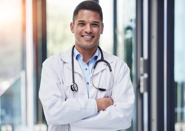 Porträtt Man Och Lycklig Läkare Med Armarna Korsade Stetoskop Och — Stockfoto