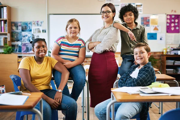 Var Årets Klass Attraktiv Ung Lärare Poserar Med Sina Elever — Stockfoto