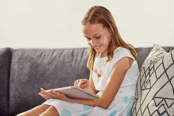 Imparare Attraverso Ere Della Tecnologia Una Adorabile Bambina Seduta Sola — Foto Stock