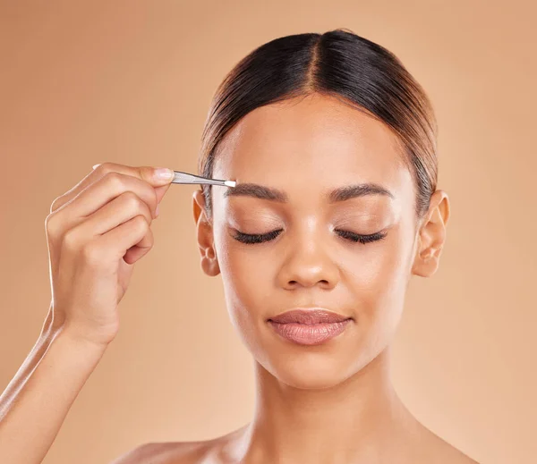 Beauty Grooming Eyebrows Woman Tweezers Studio Clean Self Care Cosmetics — Stock Photo, Image