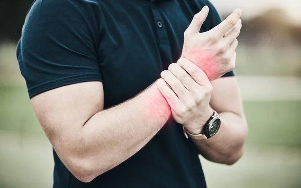 伤害和高尔夫 男人在运动过程中手腕疼痛 按摩和室外舒缓健康和健康 手挽手支撑 高尔夫球手因为打高尔夫运动而感到疼痛 — 图库照片