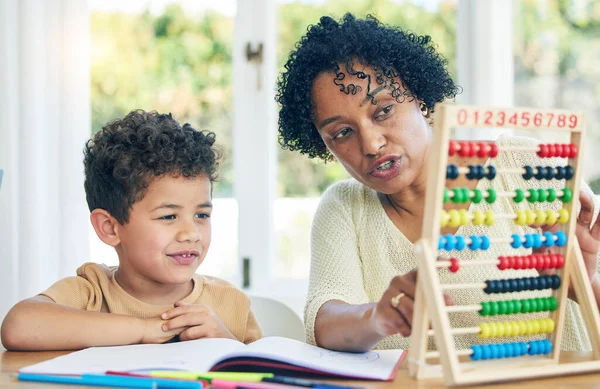 Abaküs Büyükanne Çocuk Matematik Anaokulu Ödevi Okul Eğitimini Evde Öğreniyor — Stok fotoğraf