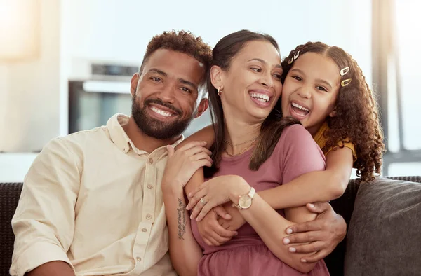 Smíšené Rasy Rodiče Užívají Víkend Dcerou Obývacím Pokoji Usmívající Hispánka — Stock fotografie