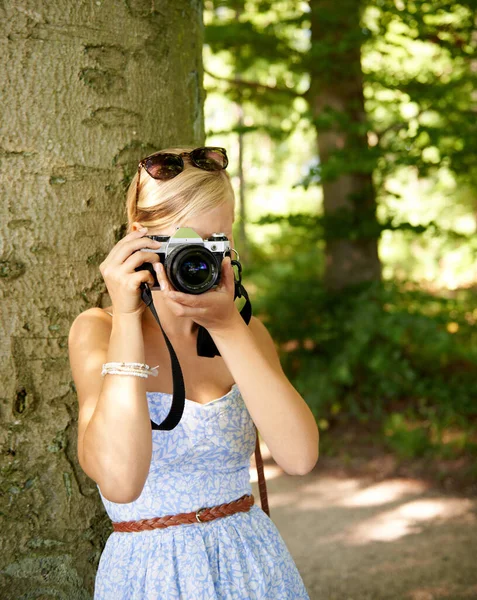 Gotcha Eine Attraktive Junge Frau Fotografiert Draußen Wald — Stockfoto