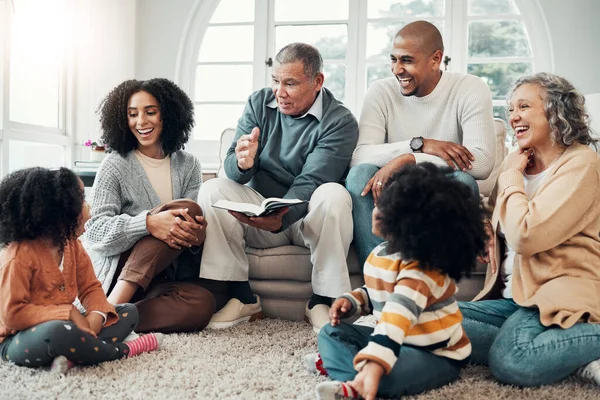 Família Relaxar Wow Com Fantasia Leitura Livro Avós Com Pais — Fotografia de Stock