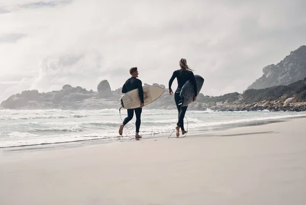 Серфинг Делает Активным Никто Другой Молодая Пара Вместе Занимается Серфингом — стоковое фото
