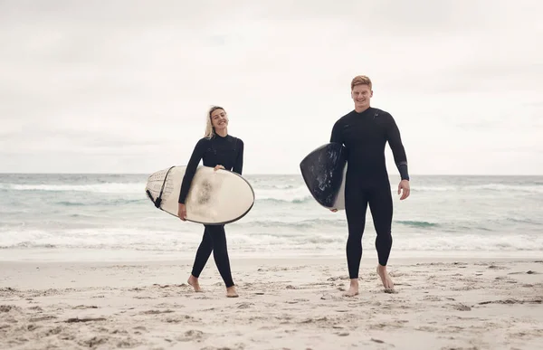 Kiezen Surfen Boven Eten Film Een Jong Stel Het Strand — Stockfoto