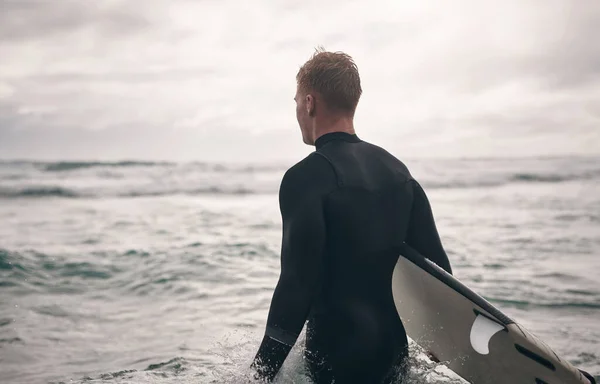 Jag Bara Här För Vågorna Ung Man Ute Och Surfar — Stockfoto