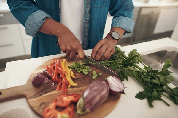 Prepping Healthy Dish Closeup Shot Unrecognisable Man Chopping Vegetables While — Stock Photo, Image