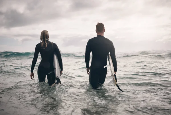 Bizi Tamamen Canlı Hissettiren Şey Genç Bir Çift Sörf Tahtasıyla — Stok fotoğraf