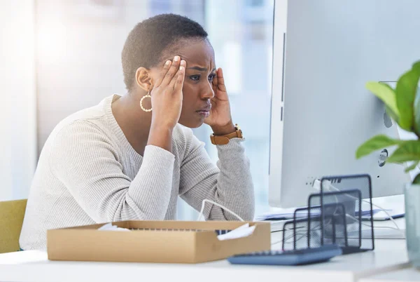 Kételkedj Magadban Egy Fiatal Üzletasszony Aki Stresszesnek Tűnik Miközben Asztalánál — Stock Fotó