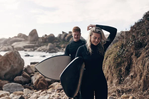 Gostámos Muito Nossa Sessão Surf Jovem Casal Surfando Juntos Praia — Fotografia de Stock