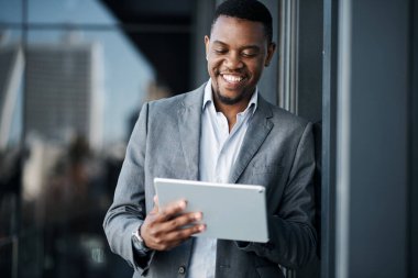 Hedeflere ulaşılmalı. Yakışıklı genç bir işadamı dışarıda tek başına dikiliyor ve gün boyunca dijital tablet kullanıyor.