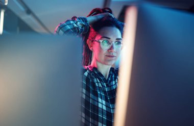 Siber güvenlik, kötü amaçlı yazılım ve kadın hacker gece vakti bodrumda bir bilgisayar üzerinde çalışıyor. Bir dijital dönüşüm ağına sızan bir kadın kodcuyla veritabanı, şifre ve fidye yazılımı.