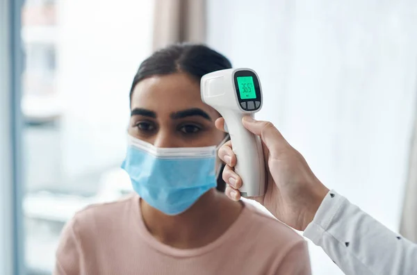 Your Temperature Seems Okay Unrecognizable Doctor Using Thermometer Take Patients — Stock Photo, Image