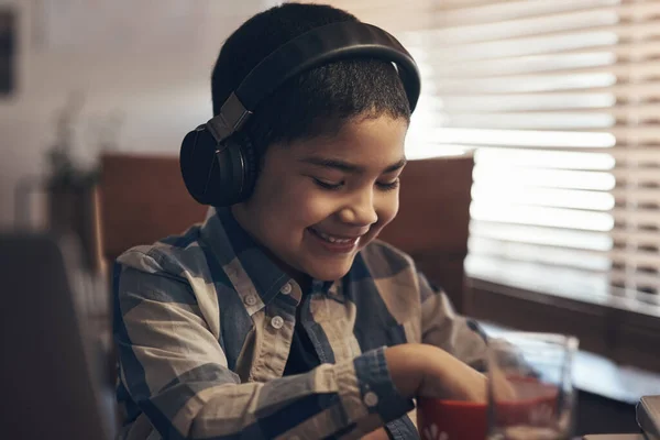 Wracamy Szkoły Ale Najpierw Przekąska Uroczy Chłopiec Korzystający Laptopa Słuchawek — Zdjęcie stockowe